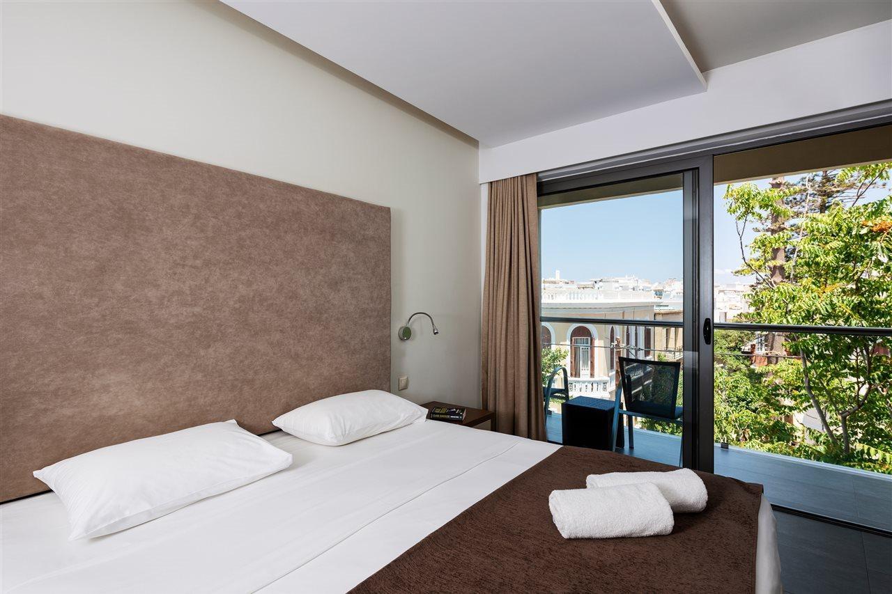 Oktober Downtown Hotel 3*