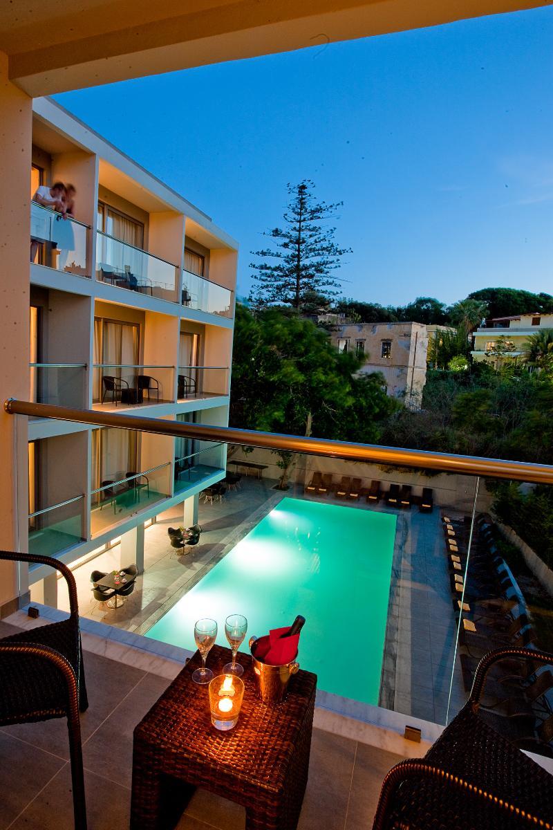 Oktober Downtown Hotel 3*
